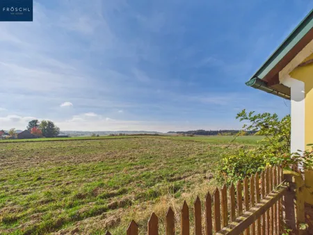 Weiter Blick über die umliegenden Felder