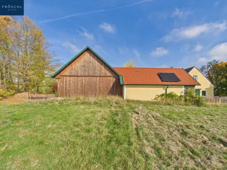 Wohnhaus und Scheune in ländlicher Umgebung
