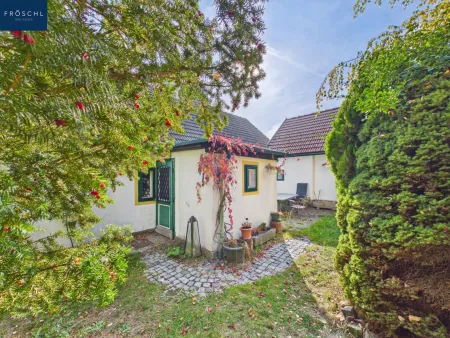 Idyllischer Innenhof mit gewachsenem Grünbestand
