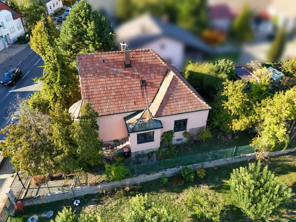 Charmantes Ziegelhaus mit Wohnkeller, Sauna und Naturgarten | Weiden am See - Titelbild