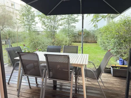 Gartenterrasse mit Eigengarten im Sommer