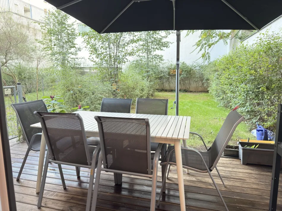 Gartenterrasse mit Eigengarten im Sommer