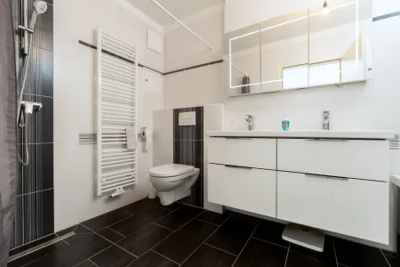 Badezimmer mit Doppelwaschtisch und Dusche