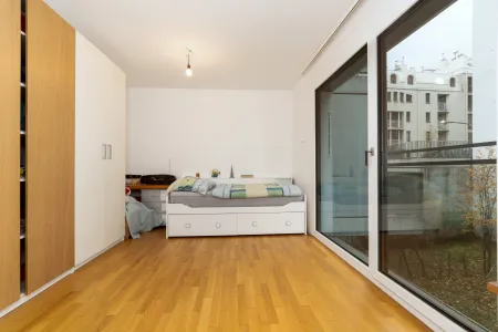 Zimmer im Obergeschoß mit Einbauschrank