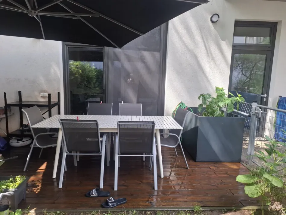 Gartenterrasse mit Eigengarten im Sommer
