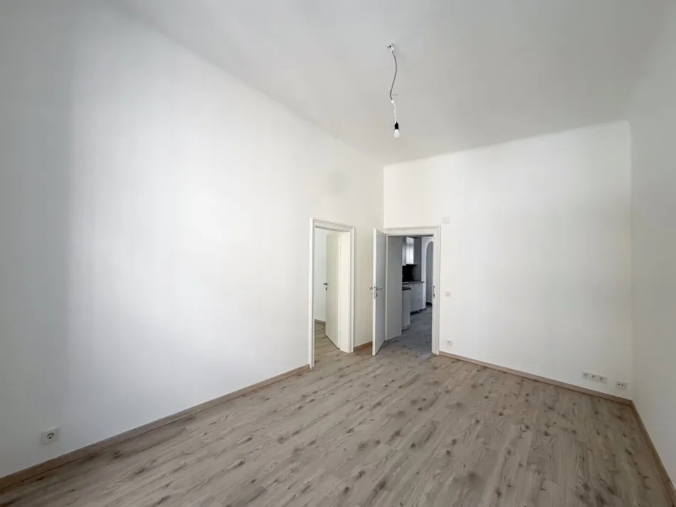 Erstbezug nach umfassender Sanierung: 3-Zimmer Wohnung im gepflegten Altbau NÄHE SCHÖNBRUNN. - Bild