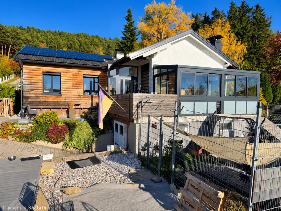 MODERNISIERT! WINTERGARTEN! POOL! Charmantes Einfamilienhaus in Wiesmath mit Photovoltaikanlage und gemütlichem Garten – ideal zum Wohlfühlen! - Titelbild