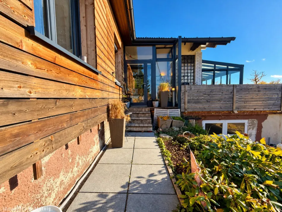 MODERNISIERT! WINTERGARTEN! POOL! Charmantes Einfamilienhaus in Wiesmath mit Photovoltaikanlage und gemütlichem Garten – ideal zum Wohlfühlen! - Bild