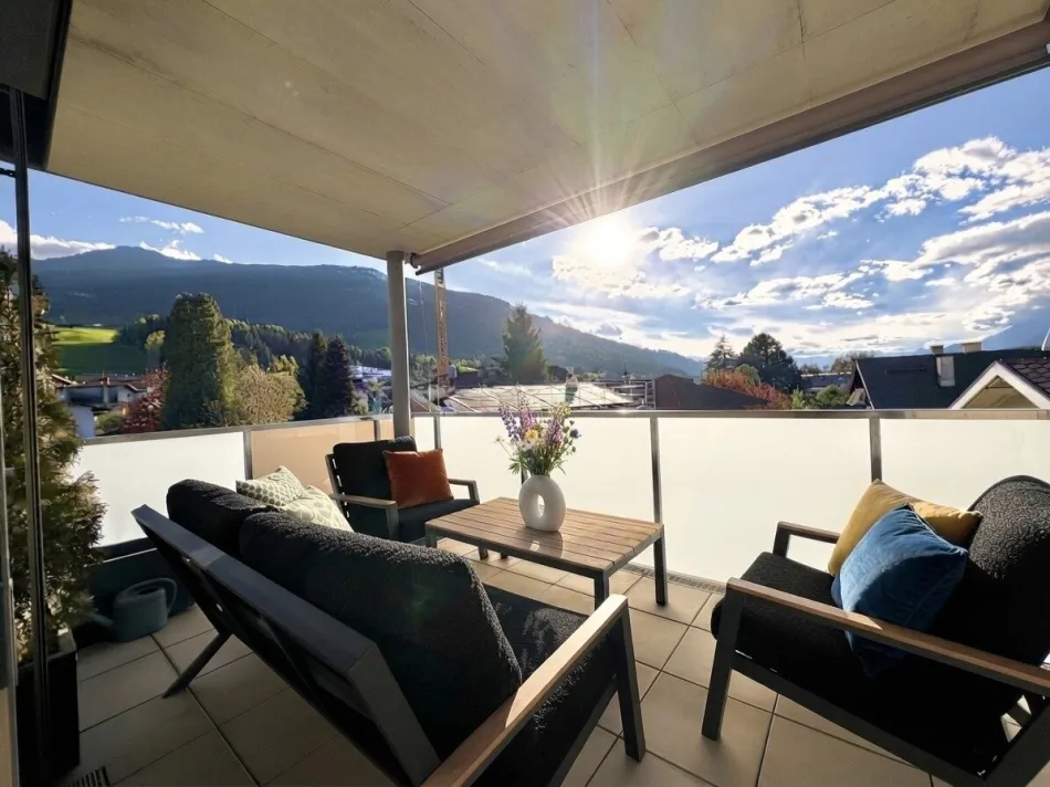 WEER: NEUWERTIGE 3-ZIMMER-WOHNUNG MIT ca.16,91 m² NORD-SÜD-WESTBALKON, HERRLICHEM NATURBLICK, HOHEN RÄUMEN, LIFT BIS ZUR WOHNUNG, KAMINOFEN & MODERNER KÜCHE MIT KOCHINSEL - Titelbild