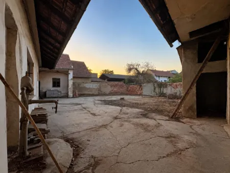 Innenhof (links Einfahrt | rechts Garage & Stallung)
