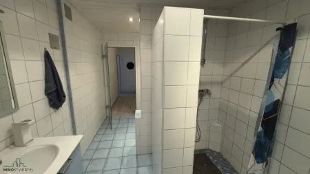 Bad mit Dusche und Wanne im EG