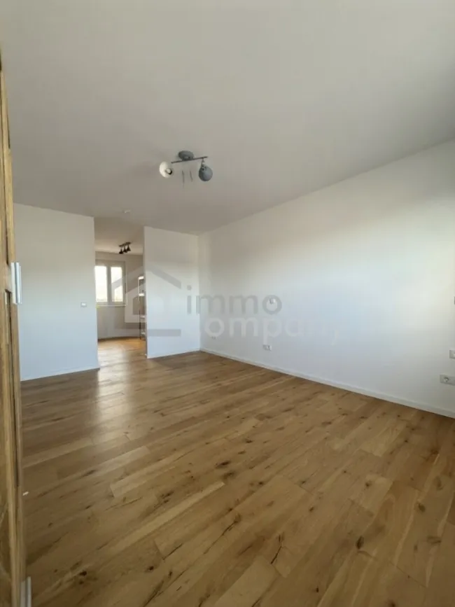 Seltene Gelegenheit, Neuwertige Wohnung in Parndorf mit Terrasse und 2 Stellplätzen an privatem Badesee - Bild