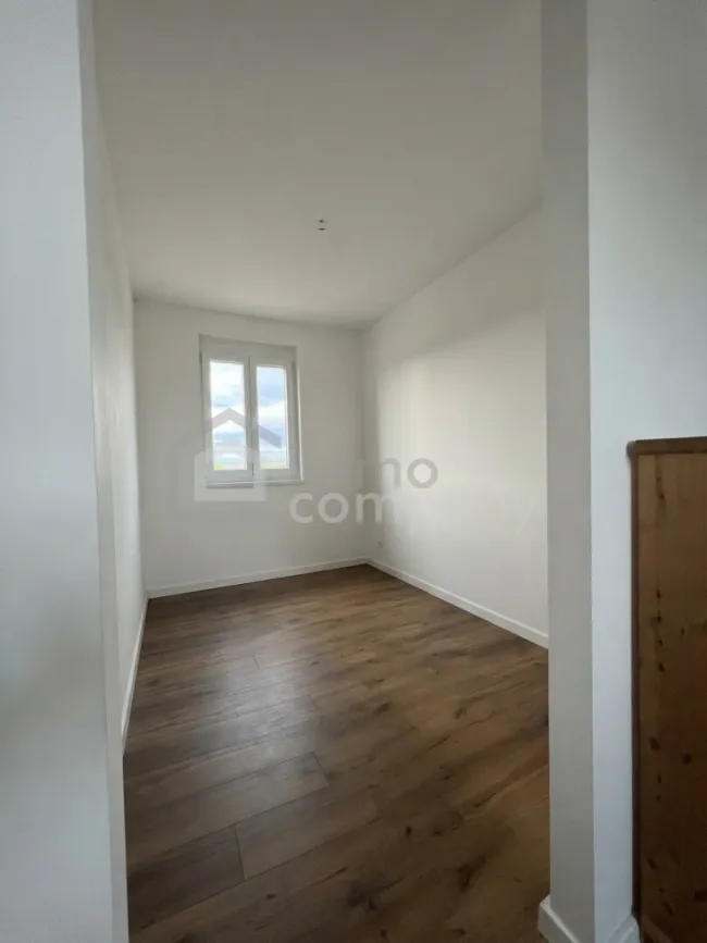Seltene Gelegenheit, Neuwertige Wohnung in Parndorf mit Terrasse und 2 Stellplätzen an privatem Badesee - Bild