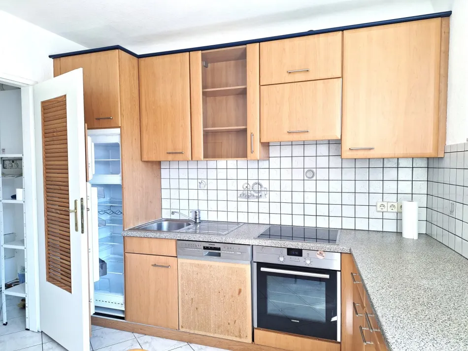 2-Zimmer-Wohnung mit großer Wohnküche auf 67 m² und großer Loggia (RBG 1971) - Bild