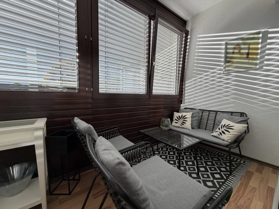 Helle ca. 104 m² große Eigentumswohnung / westseitig verbaute Loggia - Bild