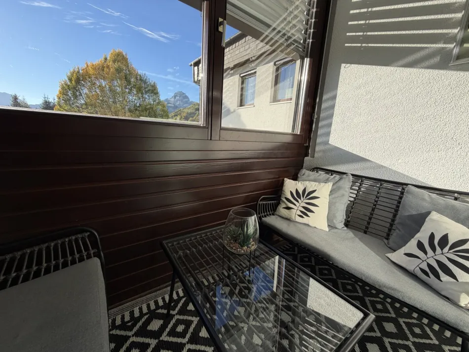 Helle ca. 104 m² große Eigentumswohnung / westseitig verbaute Loggia - Bild