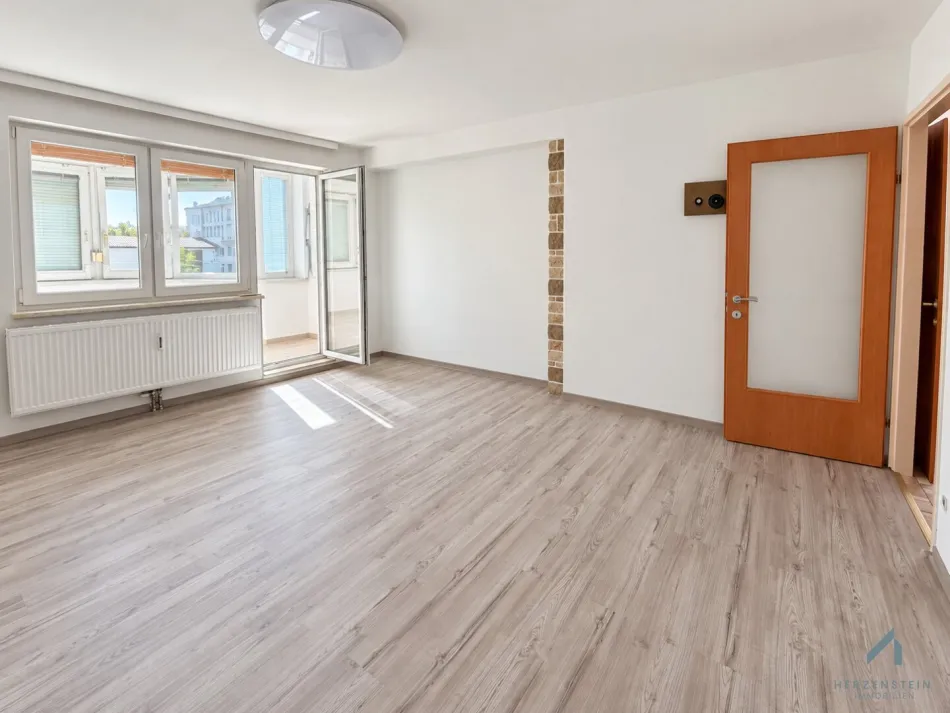 Stellplatz inklusive! Großzügige 4-Zimmer-Wohnung mit Kamin und sonniger Loggia ++ 2 Duschen und 2 WCs - Titelbild