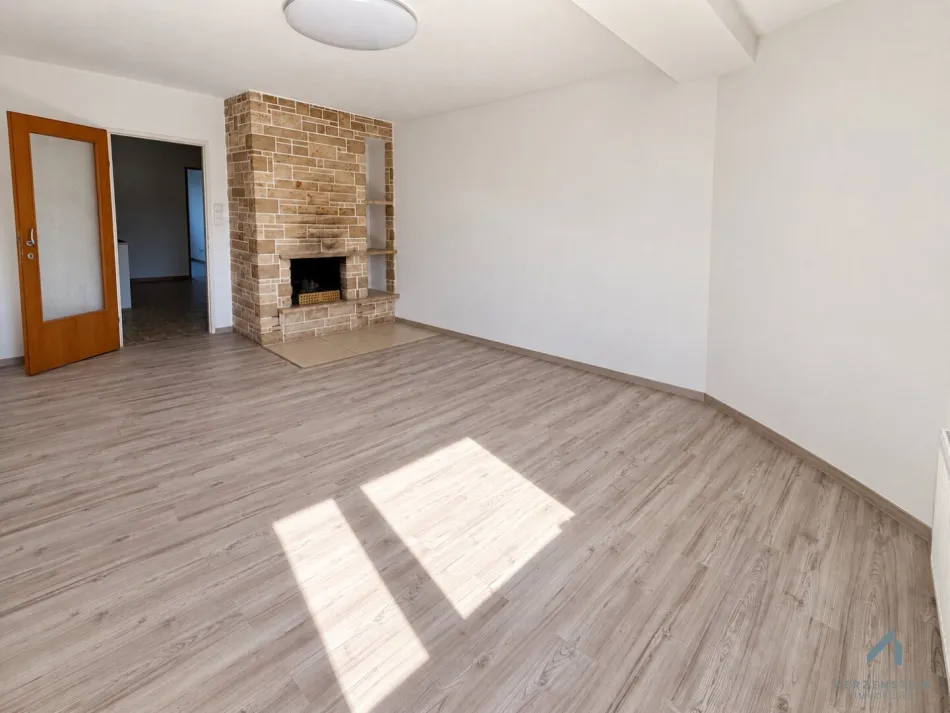 Stellplatz inklusive! Großzügige 4-Zimmer-Wohnung mit Kamin und sonniger Loggia ++ 2 Duschen und 2 WCs - Bild