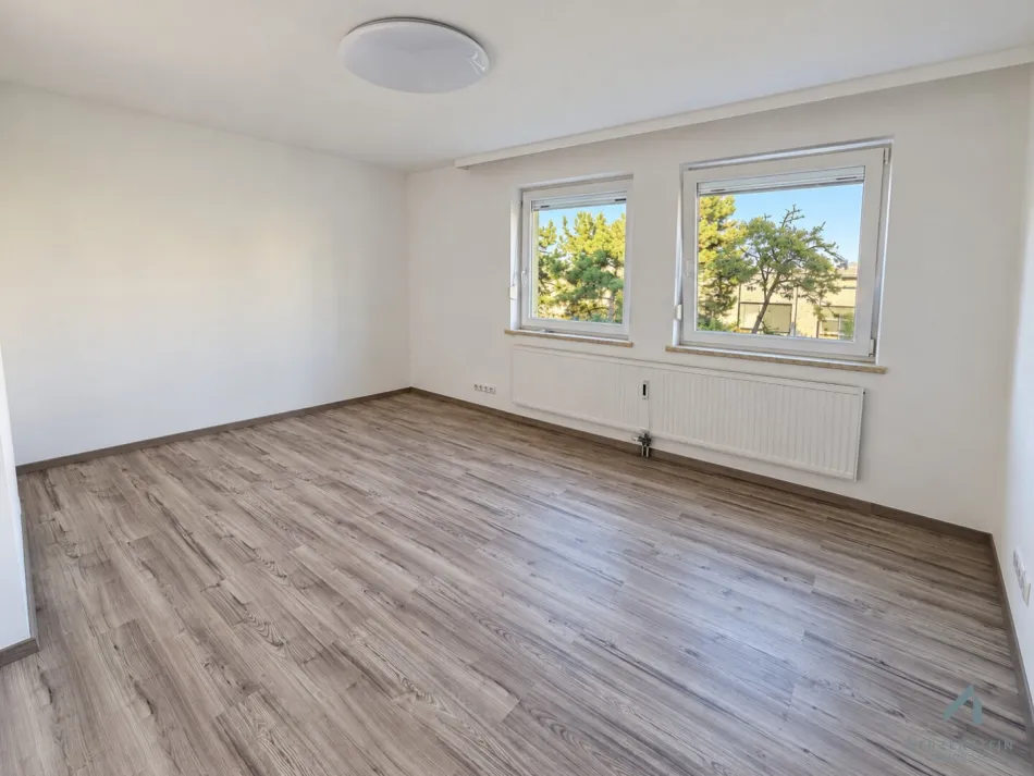 Stellplatz inklusive! Großzügige 4-Zimmer-Wohnung mit Kamin und sonniger Loggia ++ 2 Duschen und 2 WCs - Bild