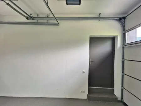 Garage und Zugang zum Wohnbereich