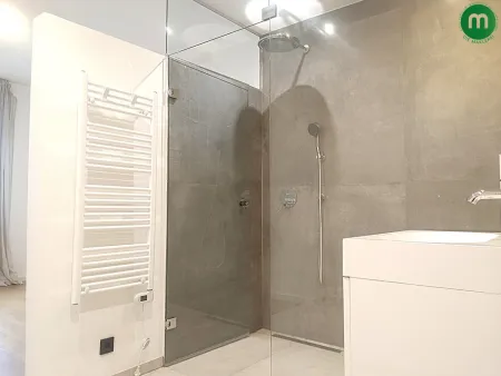 En-Suite-Bad mit Walk-in-Regendusche