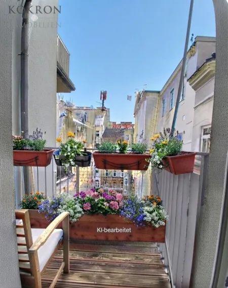 Kleiner netter Balkon in den begrünten Innenhof