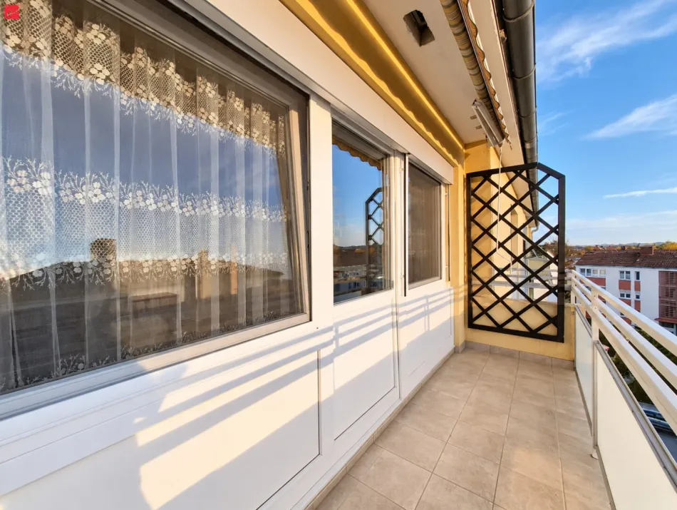 Zentrumsnah wohnen – hochwertig saniert mit Balkon, Loggia und Garage! - Titelbild