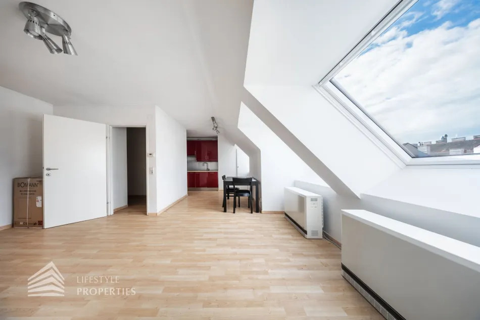 Ruhige Dachgeschosswohnung mit Lift und hofseitiger Ausrichtung im 16. Bezirk - Titelbild