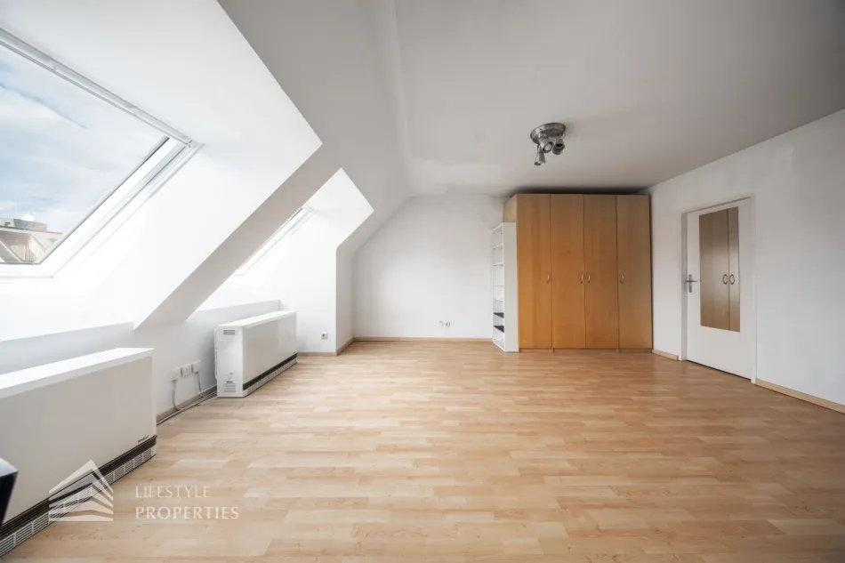 Ruhige Dachgeschosswohnung mit Lift und hofseitiger Ausrichtung im 16. Bezirk - Bild