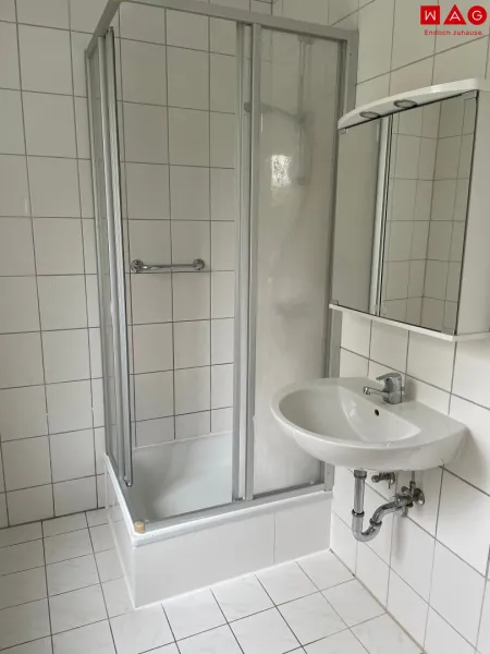 Bad mit Dusche und Fenster