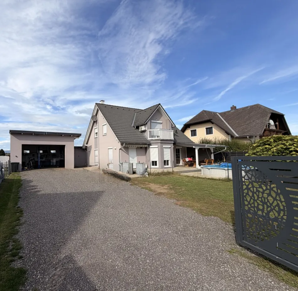 Wohnen mit Freizeitfaktor – Einfamilienhaus mit Pool, großer Terrasse und vielseitiger Garage - Bild