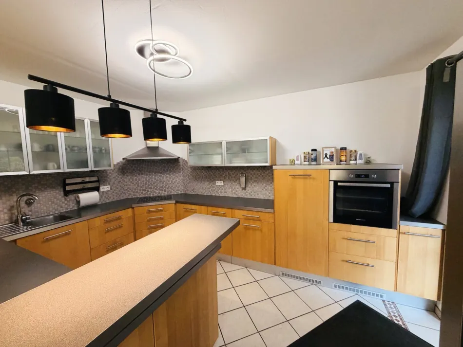 Wohnen mit Freizeitfaktor – Einfamilienhaus mit Pool, großer Terrasse und vielseitiger Garage - Bild