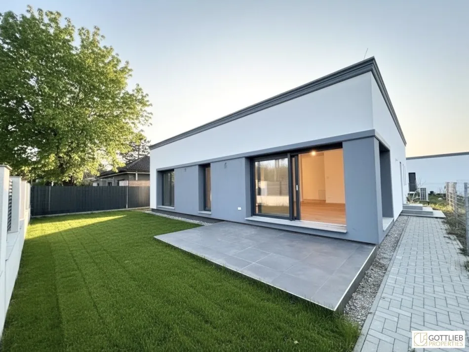 Erstbezug in Grünruhelage! Sonnendurchfluteter Bungalow mit Terrasse, großzügigem Garten und zwei Stellplätzen - Titelbild