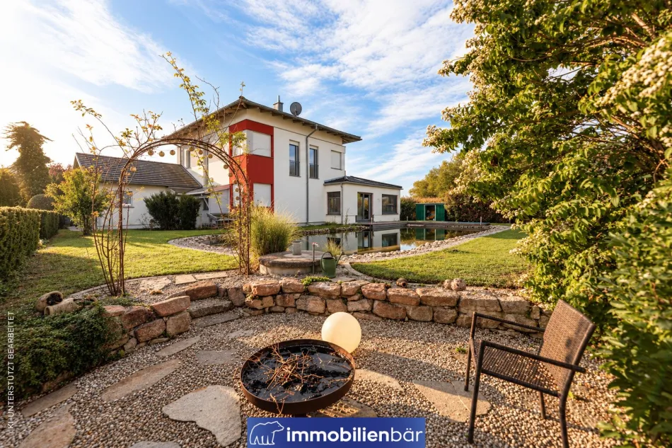 GROSSZÜGIGES EINFAMILIENHAUS - Mit Naturschwimmteich & großem, gepflegtem Garten – gemacht für die Familie. - Titelbild