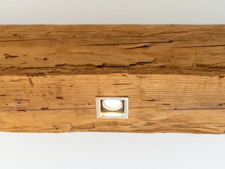 Holzbalken mit integrierten Spots