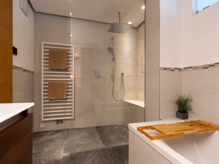 Regendusche, beheizte Sitzbank, Handtuchtrockner