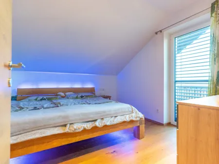 Schlafzimmer mit Zugang auf die Ost-Loggia