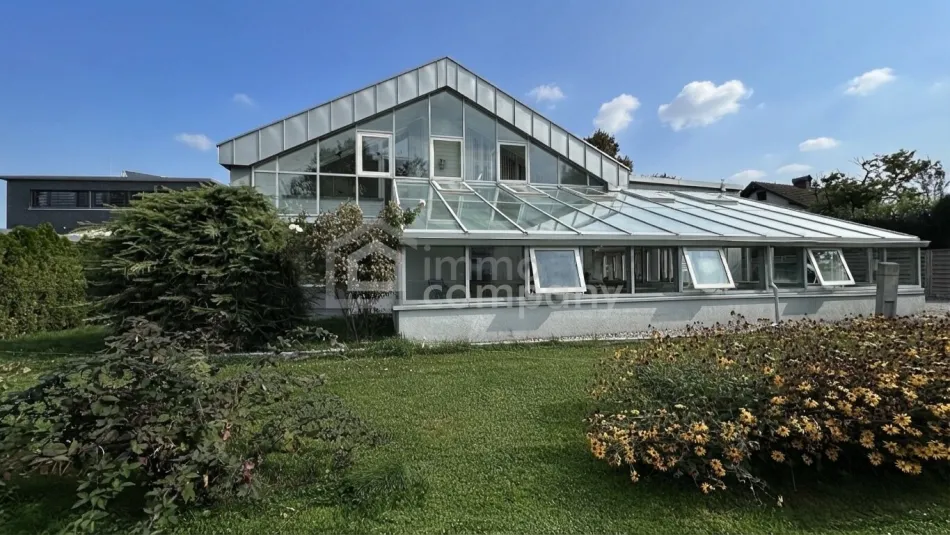 Sehr großes Einfamilienhaus mit Hallenbad/Schwimmbad, Massage-Badewannen, für eine größere Familie oder Paare, die sehr viel Bewegungsspielraum lieben. - Titelbild