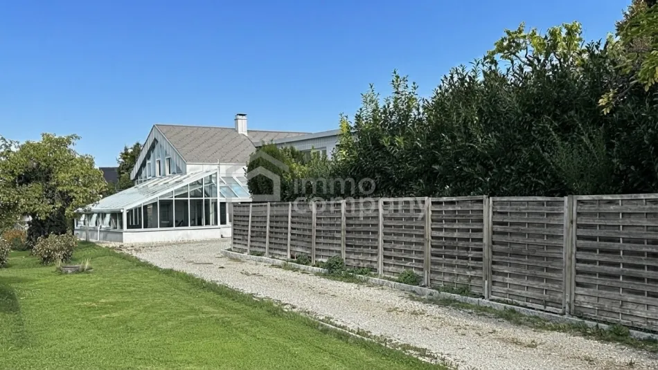 Sehr großes Einfamilienhaus mit Hallenbad/Schwimmbad, Massage-Badewannen, für eine größere Familie oder Paare, die sehr viel Bewegungsspielraum lieben. - Bild