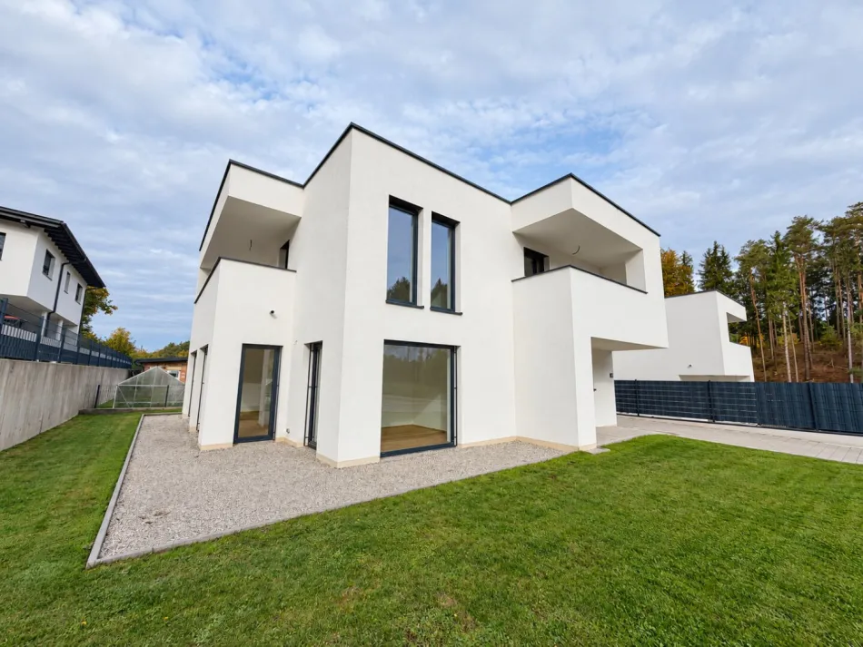 Modernes Wohnen in Schalchen – neuwertige Doppelhaushälfte mit 162 m², 6 Zimmern & eigener Garage | 589.000 € - Titelbild