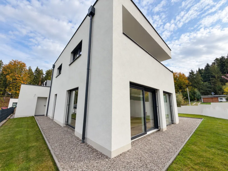 Modernes Wohnen in Schalchen – neuwertige Doppelhaushälfte mit 162 m², 6 Zimmern & eigener Garage | 589.000 € - Bild
