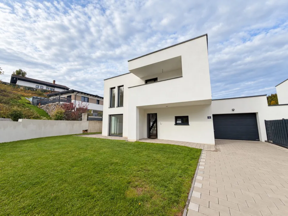 Modernes Wohnen in Schalchen – neuwertige Doppelhaushälfte mit 162 m², 6 Zimmern & eigener Garage | 589.000 € - Bild
