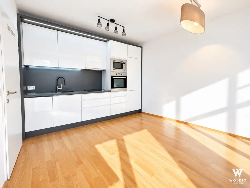 SEESTADT: Exklusive 2-Zimmer-Wohnung mit traumhaftem Seeblick, Balkon & Loggia | Tiefgaragenstellplatz - Bild