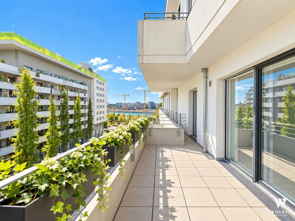 SEESTADT: Exklusive 2-Zimmer-Wohnung mit traumhaftem Seeblick, Balkon & Loggia | Tiefgaragenstellplatz - Bild