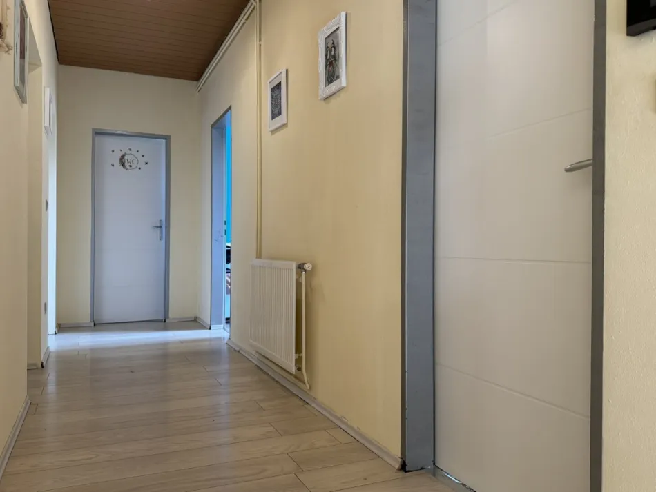 Einziehen & Wohlfühlen – Familienhaus mit Photovoltaik, Wärmepumpe & großem Garten in grüner Ruhelage - Bild