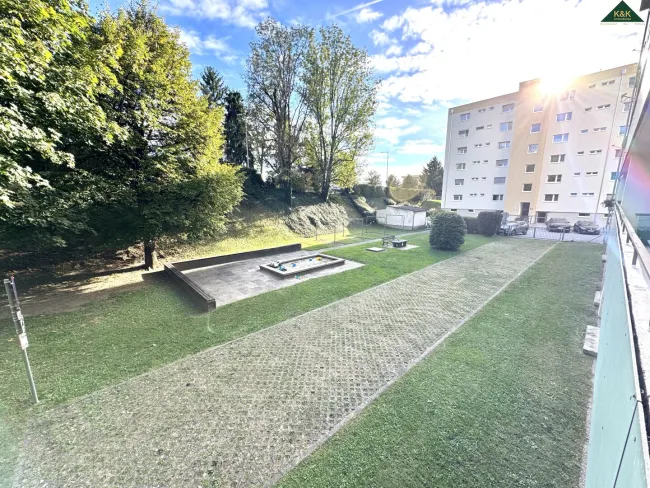 ANGRENZENDER GARTEN