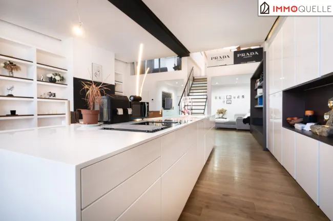 Wohnen mit Weite - Galeriewohnung mit Dachterrasse, großzügigem Wohnbereich und beeindruckender Raumhöhe nahe Attersee - Bild