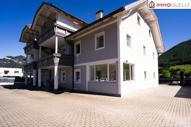 Wohnen, wo die Berge grüßen! Großzügige Dachgeschosswohnung mit Ausblick ins Grüne und 2 Schlafzimmern - Bild