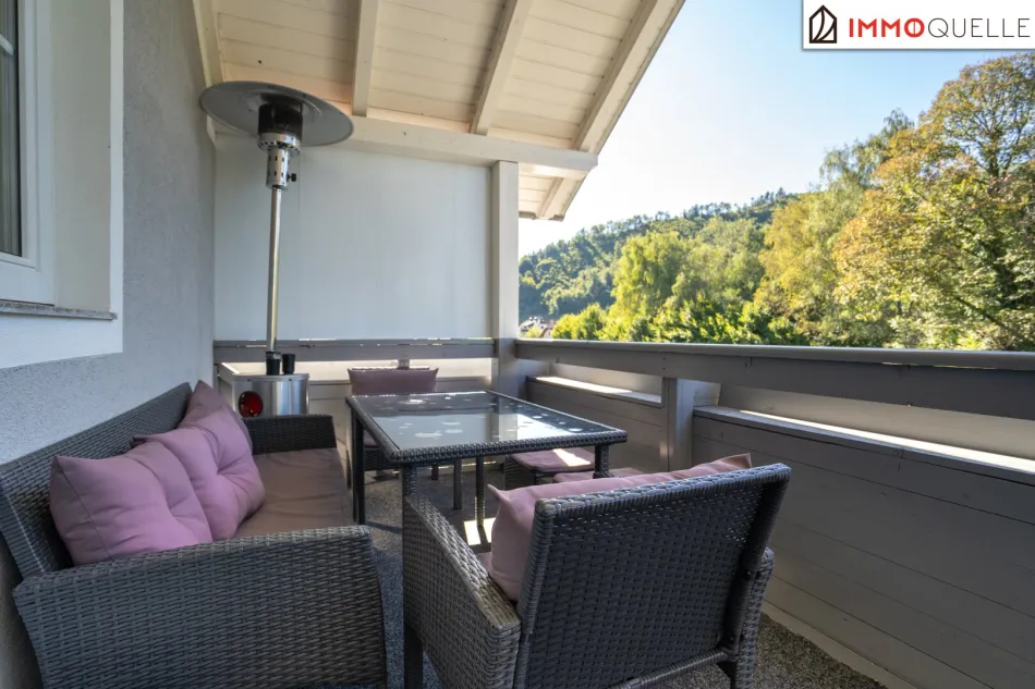Wohnen, wo die Berge grüßen! Großzügige Dachgeschosswohnung mit Ausblick ins Grüne und 2 Schlafzimmern - Titelbild