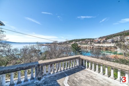 K3 - Novi Vinodolski, Povile, einzigartiges Grundstück 4453 m2 mit Haus 1. Reihe zum Meer